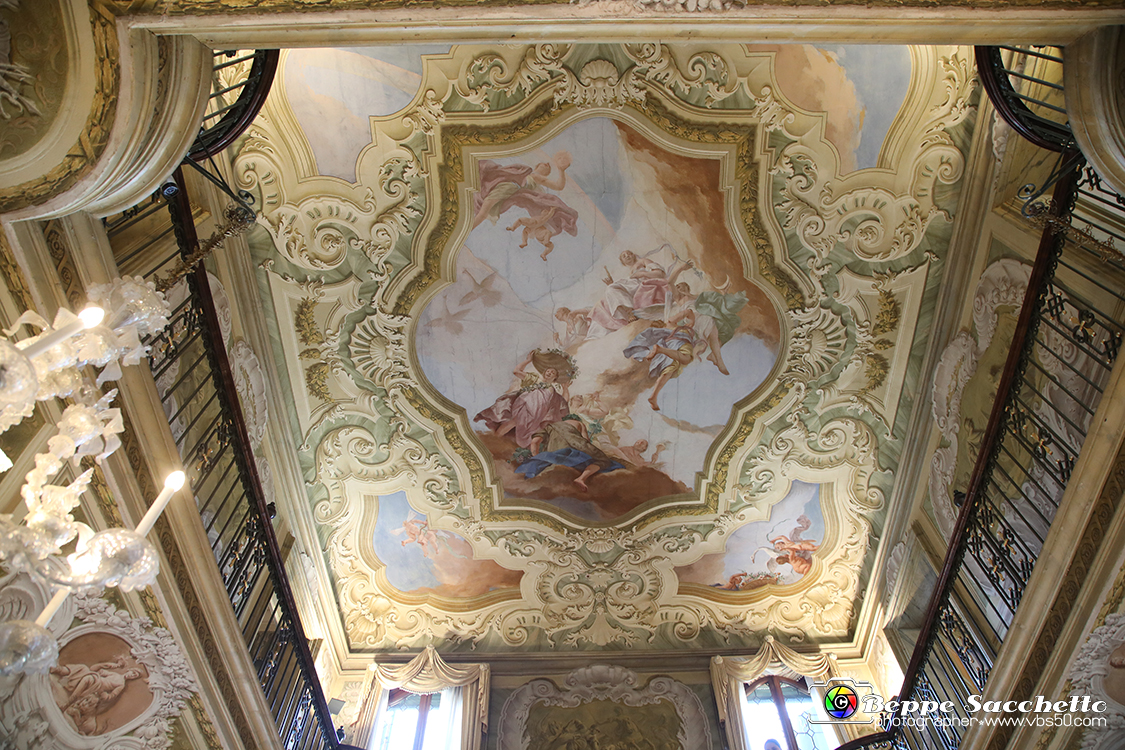 VBS_6866 - Villa Widman - Mira (Venezia).jpg - VILLA WIDMANN Villa Seriman, Widmann Rezzonico, Foscari, Costanzo è una villa veneta di Mira, situata lungo la Riviera del Brenta. Villa settecentesca in stile Rococo. Dopo la parentesi napoleonica la villa passò ai Widmann Rezzonico (che, forse, già la abitavano pur non essendone i proprietari). Nel 1883 venne aggiudicata all'asta a Francesco Somazzi; alla sua morte, nel 1896, il figlio Carlo la vendette a Giovanni Guolo e questi, nel 1897, la affittò a Pietro Foscari ed Elisabetta Widmann Rezzonico (quest'ultima discendente dei vecchi proprietari), i quali poi la acquistarono nel 1901. Passata al loro figlio Ludovico Foscari Widmann Rezzonico nel 1946, nel 1970 fu comprata dall'industriale Settimo Costanzo che la sottopose a un importante restauro. 